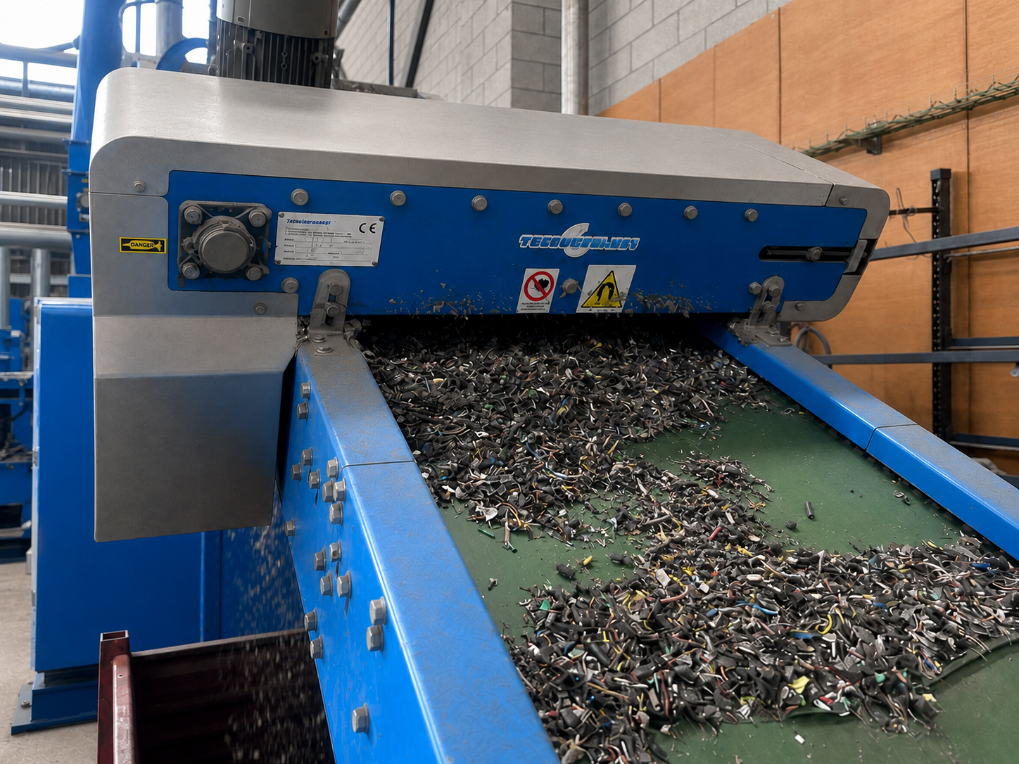 Spezzoni di cavi elettrici sul nastro trasportatore diretti all’impianto di macinazione MPS